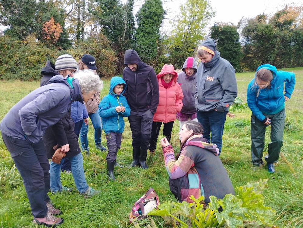 Les participants sous la pluie